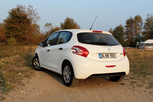 PEUGEOT 208